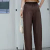Satin-Hose mit kontrastierenden Streifen Satin-Hose mit kontrastierenden Streifen