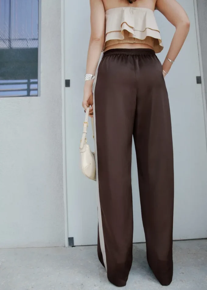 Satin-Hose mit kontrastierenden Streifen Satin-Hose mit kontrastierenden Streifen