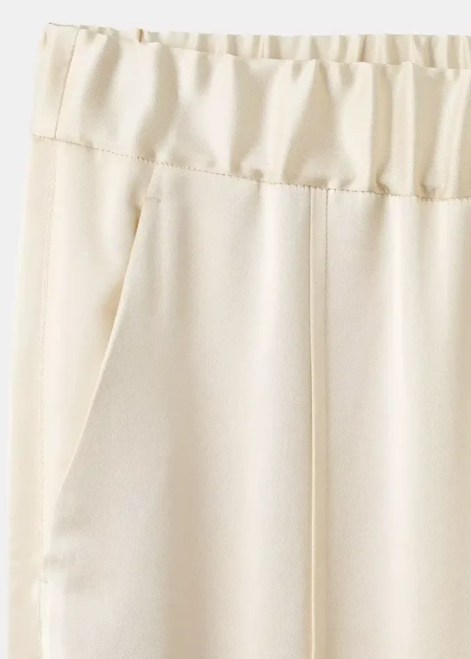 Satin-Hose mit seitlichen Öffnungen Satin-Hose mit seitlichen Öffnungen