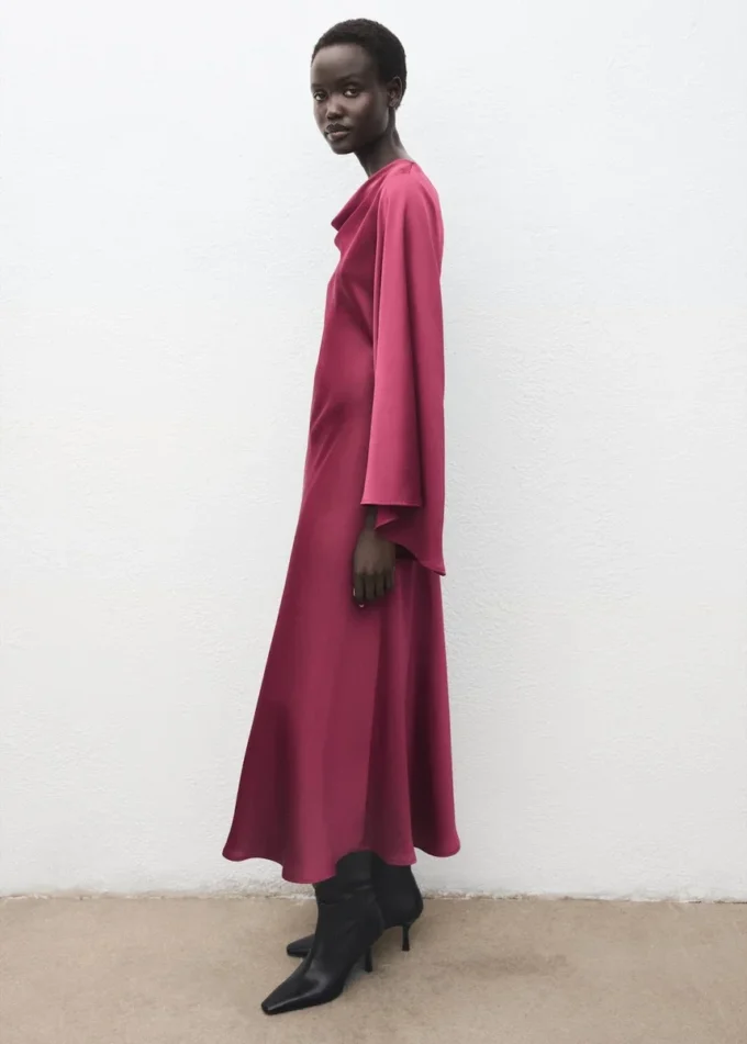 Satin-Kleid mit ausgestellten Ärmeln Satin-Kleid mit ausgestellten Ärmeln