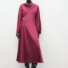 Satin-Kleid mit ausgestellten Ärmeln Satin-Kleid mit ausgestellten Ärmeln