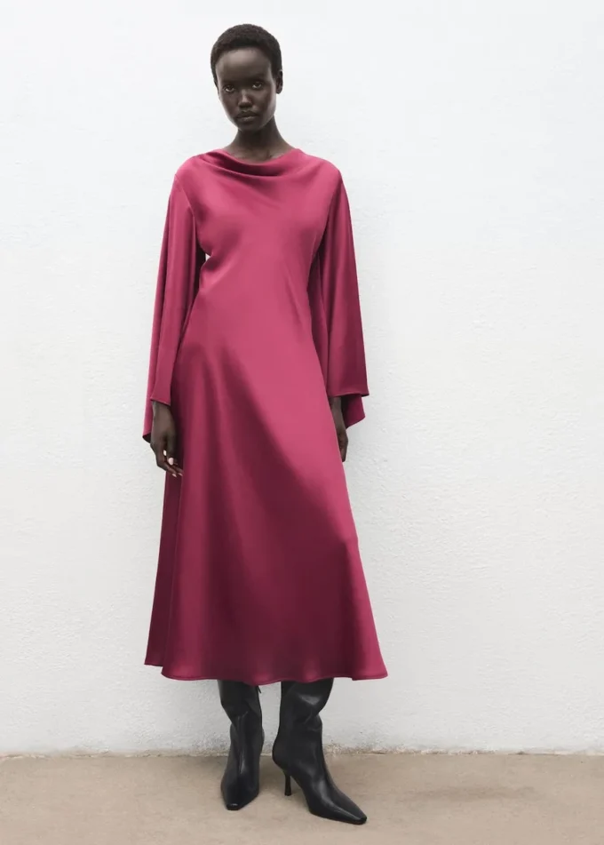 Satin-Kleid mit ausgestellten Ärmeln Satin-Kleid mit ausgestellten Ärmeln
