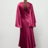Satin-Kleid mit ausgestellten Ärmeln Satin-Kleid mit ausgestellten Ärmeln