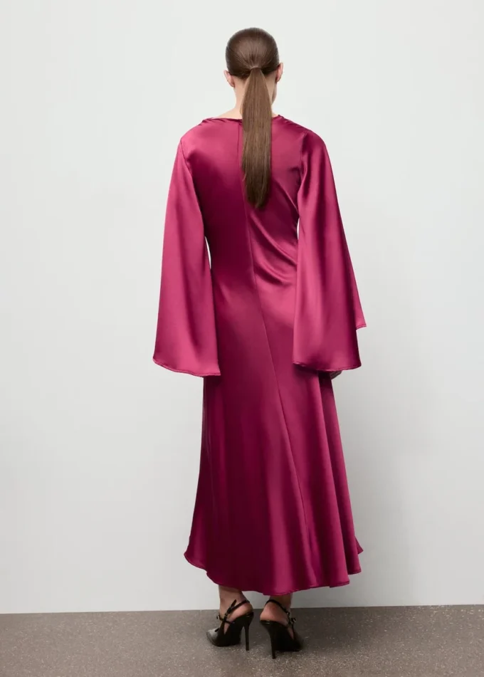 Satin-Kleid mit ausgestellten Ärmeln Satin-Kleid mit ausgestellten Ärmeln