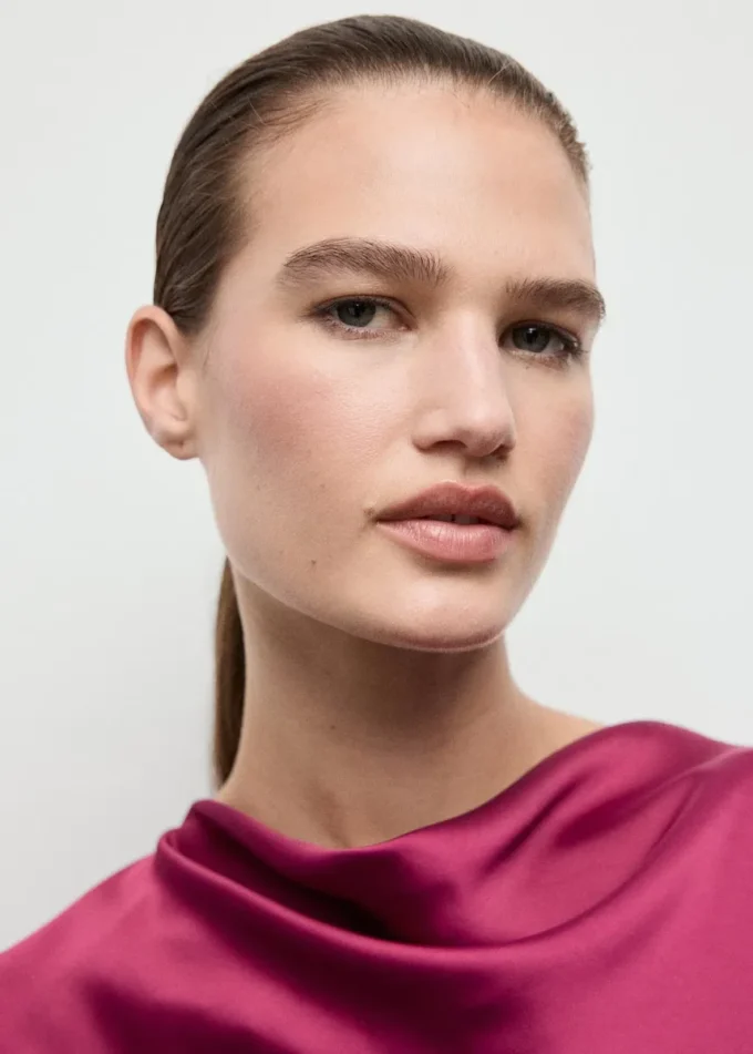 Satin-Kleid mit ausgestellten Ärmeln Satin-Kleid mit ausgestellten Ärmeln