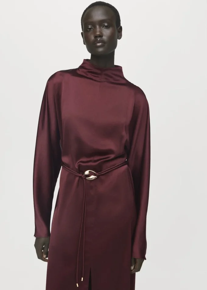 Satin-Kleid mit Gürtel Satin-Kleid mit Gürtel