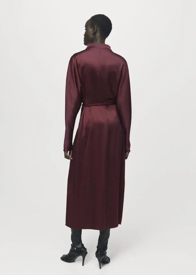 Satin-Kleid mit Gürtel Satin-Kleid mit Gürtel