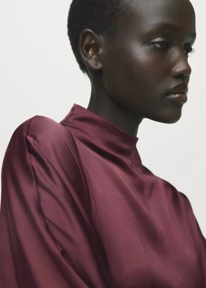 Satin-Kleid mit Gürtel Satin-Kleid mit Gürtel