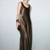 Satin-Kleid mit Knittereffekt und Kristallen