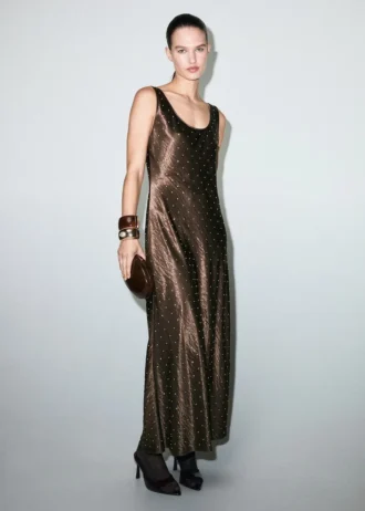 Satin-Kleid mit Knittereffekt und Kristallen