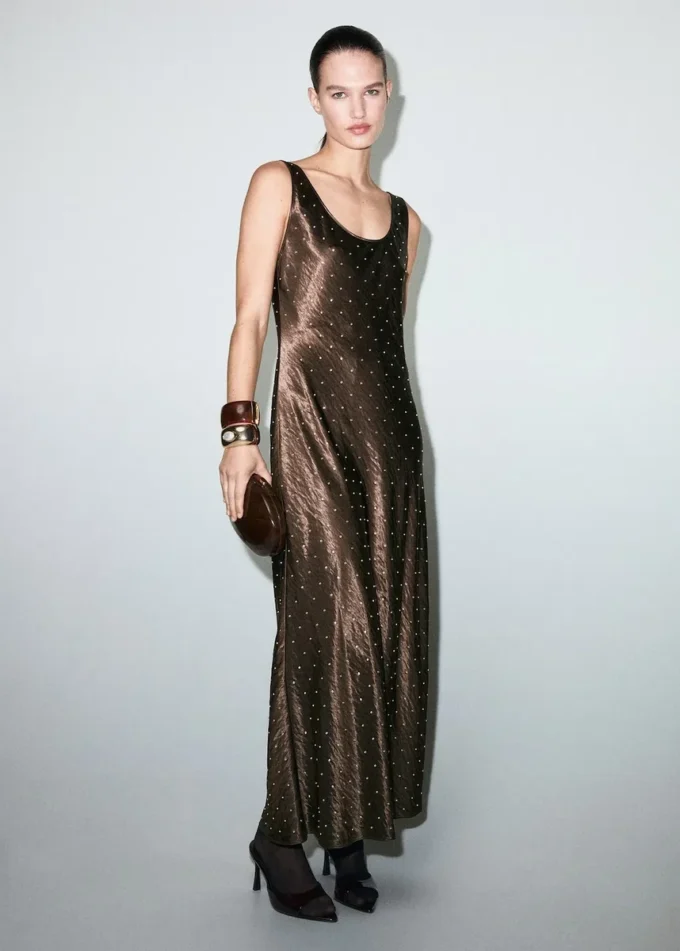 Satin-Kleid mit Knittereffekt und Kristallen