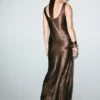 Satin-Kleid mit Knittereffekt und Kristallen