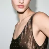 Satin-Kleid mit Knittereffekt und Kristallen