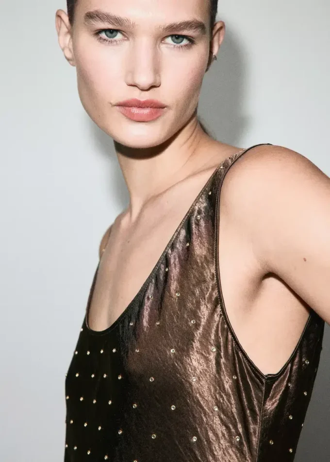 Satin-Kleid mit Knittereffekt und Kristallen