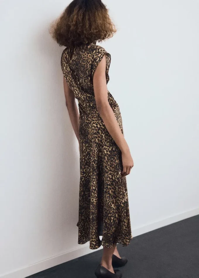 Satin-Kleid mit Leopardenmuster Satin-Kleid mit Leopardenmuster