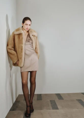 Satin-Kleid mit Paillettenbesetztem Ausschnitt