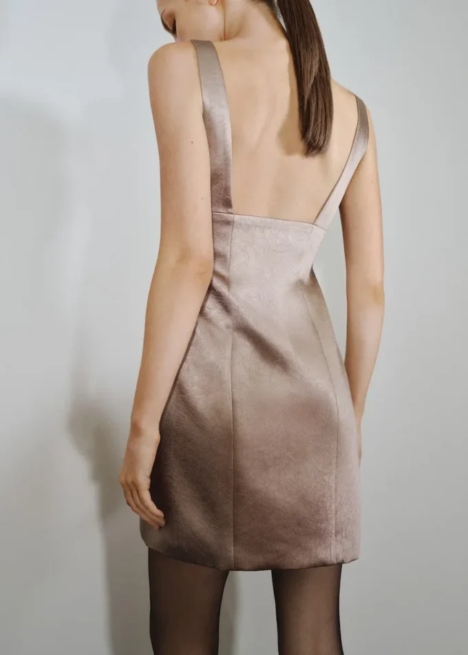 Satin-Kleid mit Paillettenbesetztem Ausschnitt