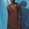 Satin-Kleid mit tiefem Ausschnitt