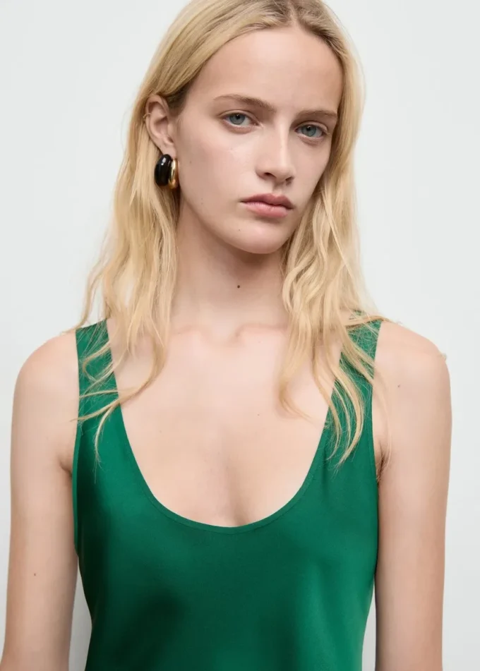 Satin-Kleid mit tiefem Ausschnitt