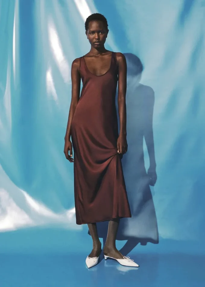 Satin-Kleid mit tiefem Ausschnitt