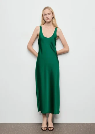 Satin-Kleid mit tiefem Ausschnitt