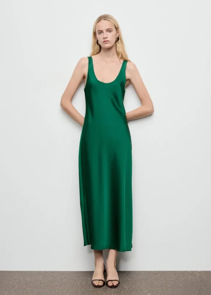 Satin-Kleid mit tiefem Ausschnitt