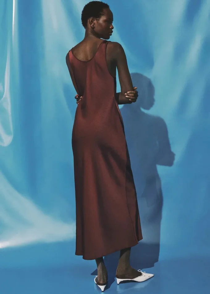 Satin-Kleid mit tiefem Ausschnitt