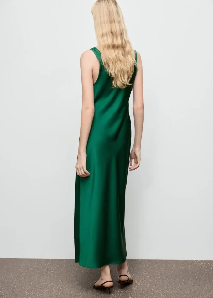 Satin-Kleid mit tiefem Ausschnitt