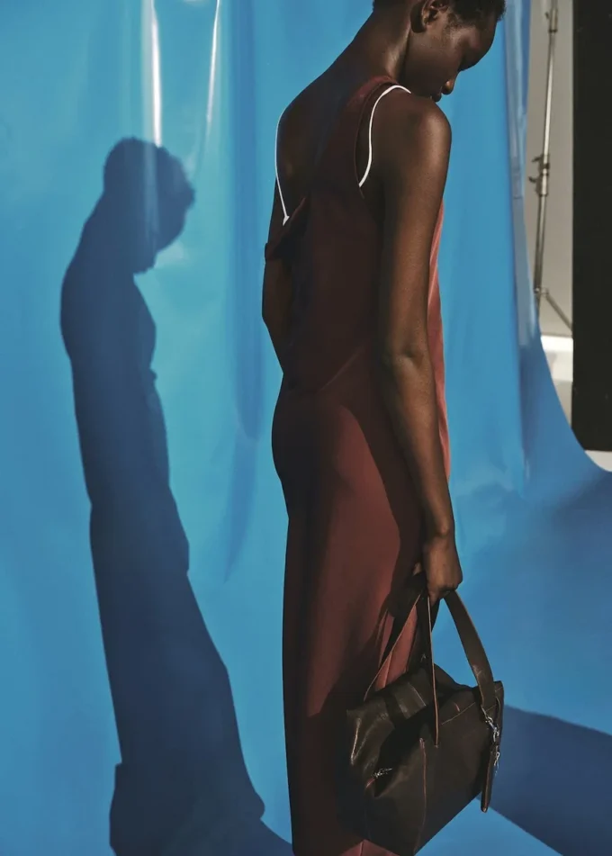 Satin-Kleid mit tiefem Ausschnitt