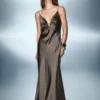 Satin-Kleid mit V-Ausschnitt Satin-Kleid mit V-Ausschnitt