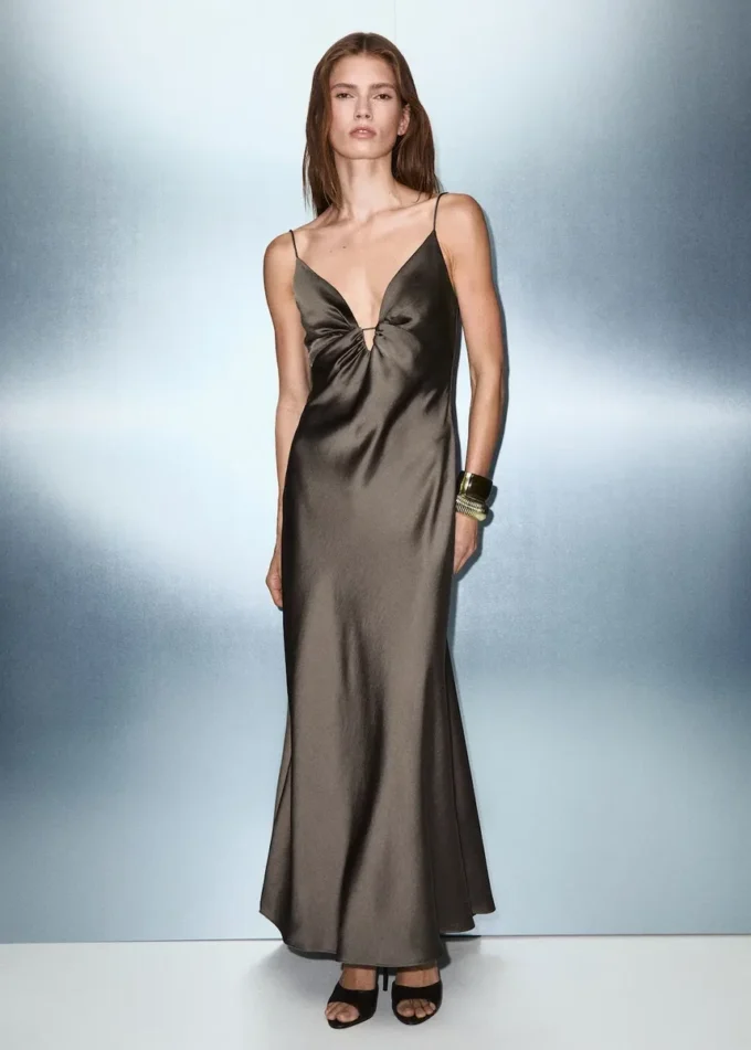 Satin-Kleid mit V-Ausschnitt Satin-Kleid mit V-Ausschnitt