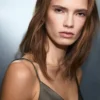 Satin-Kleid mit V-Ausschnitt Satin-Kleid mit V-Ausschnitt