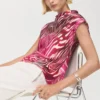 Satinbluse mit drapiertem Ausschnitt Satinbluse mit drapiertem Ausschnitt