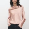 Satinbluse mit drapiertem Ausschnitt Satinbluse mit drapiertem Ausschnitt