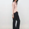 Satinbluse mit drapiertem Ausschnitt Satinbluse mit drapiertem Ausschnitt