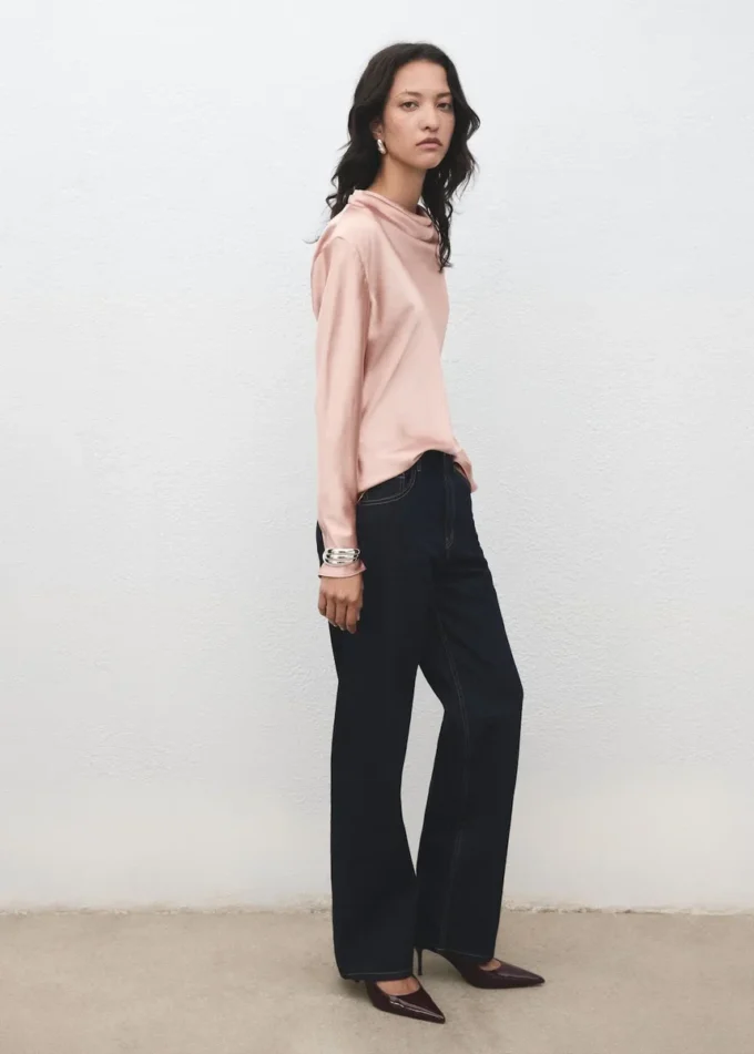 Satinbluse mit drapiertem Ausschnitt Satinbluse mit drapiertem Ausschnitt