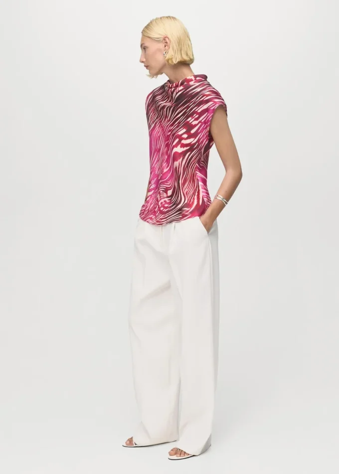 Satinbluse mit drapiertem Ausschnitt Satinbluse mit drapiertem Ausschnitt