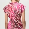Satinbluse mit drapiertem Ausschnitt Satinbluse mit drapiertem Ausschnitt