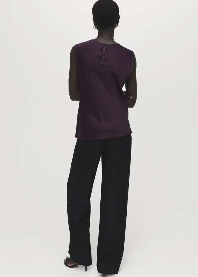 Satinbluse mit drapiertem Ausschnitt Satinbluse mit drapiertem Ausschnitt