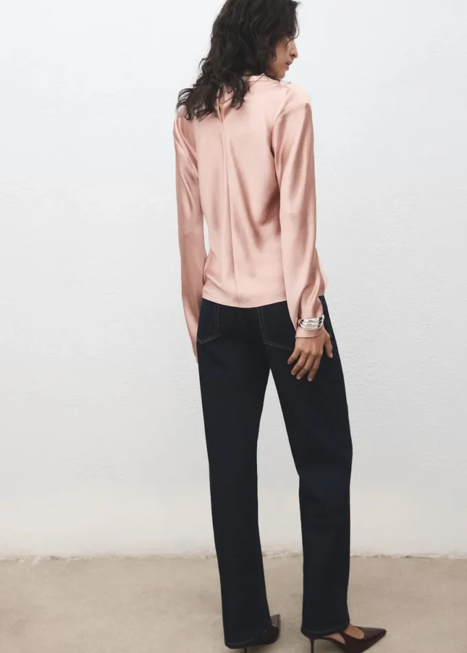 Satinbluse mit drapiertem Ausschnitt Satinbluse mit drapiertem Ausschnitt