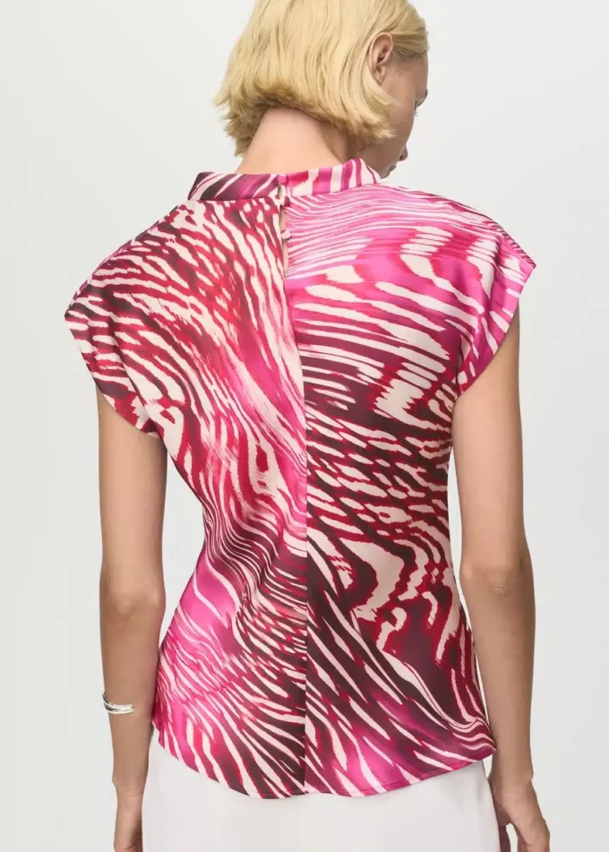 Satinbluse mit drapiertem Ausschnitt Satinbluse mit drapiertem Ausschnitt