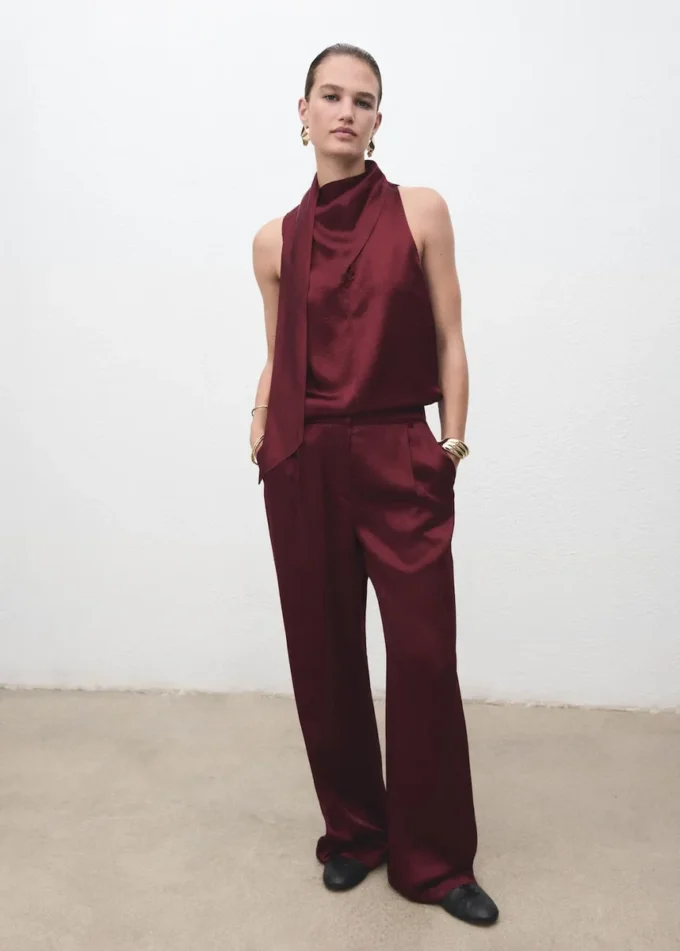 Satinbluse mit Foulard Satinbluse mit Foulard