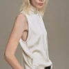 Satinbluse mit hohem Kragen Satinbluse mit hohem Kragen