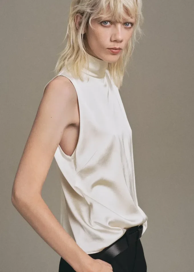Satinbluse mit hohem Kragen Satinbluse mit hohem Kragen