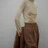 Satinbluse mit hohem Kragen Satinbluse mit hohem Kragen