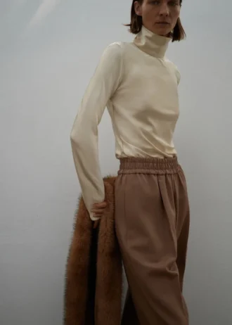 Satinbluse mit hohem Kragen