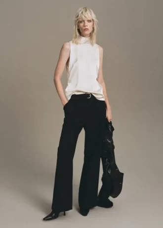 Satinbluse mit hohem Kragen Satinbluse mit hohem Kragen
