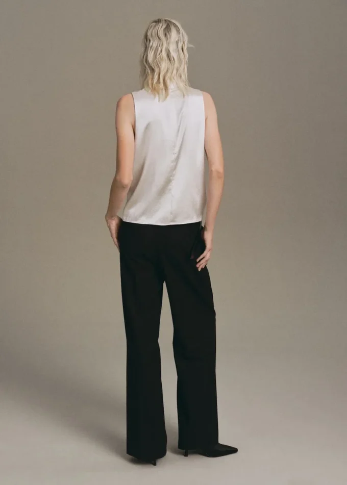 Satinbluse mit hohem Kragen Satinbluse mit hohem Kragen