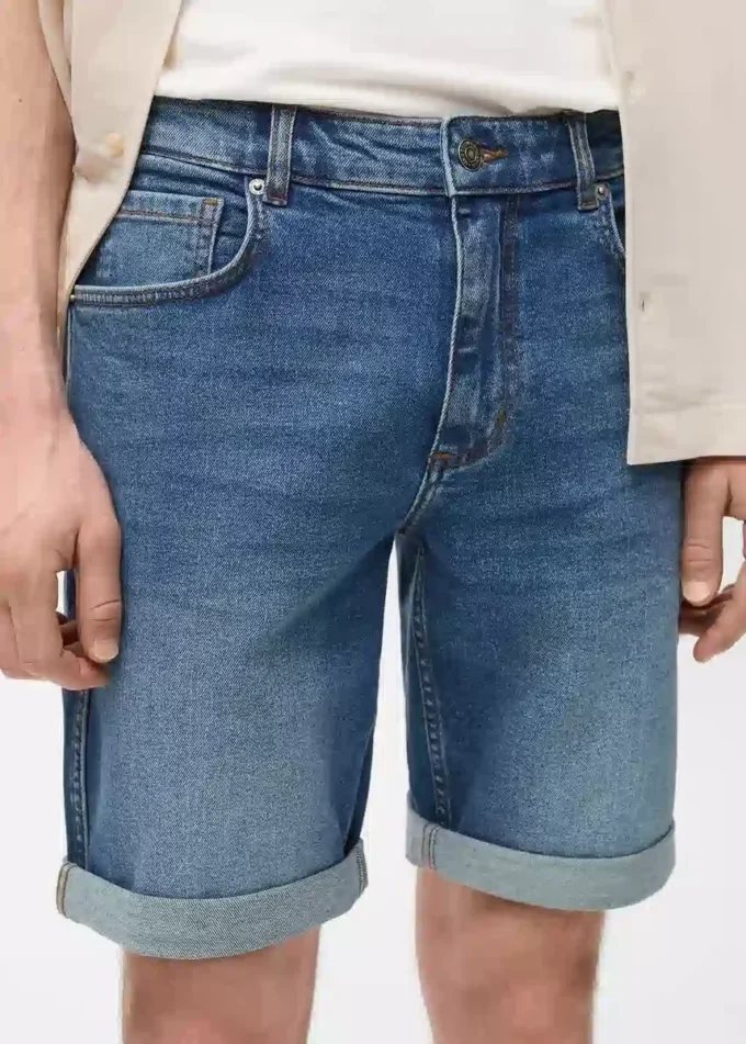 Schmal geschnittene Denim-Bermudashorts Schmal geschnittene Denim-Bermudashorts