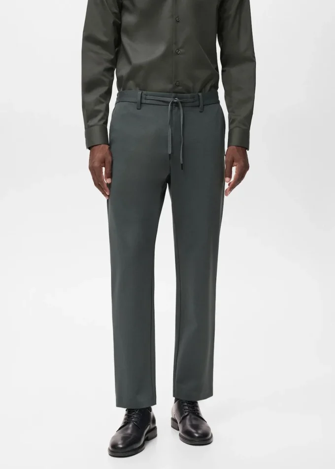 Schmal geschnittene Hose aus Stretchmaterial mit Kordelzug Schmal geschnittene Hose aus Stretchmaterial mit Kordelzug